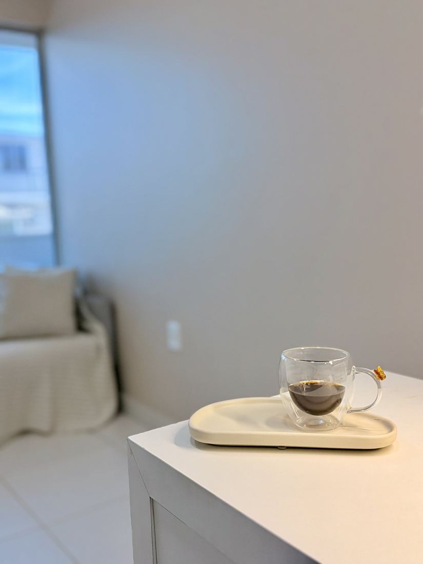 Café servido na mesa de atendimento